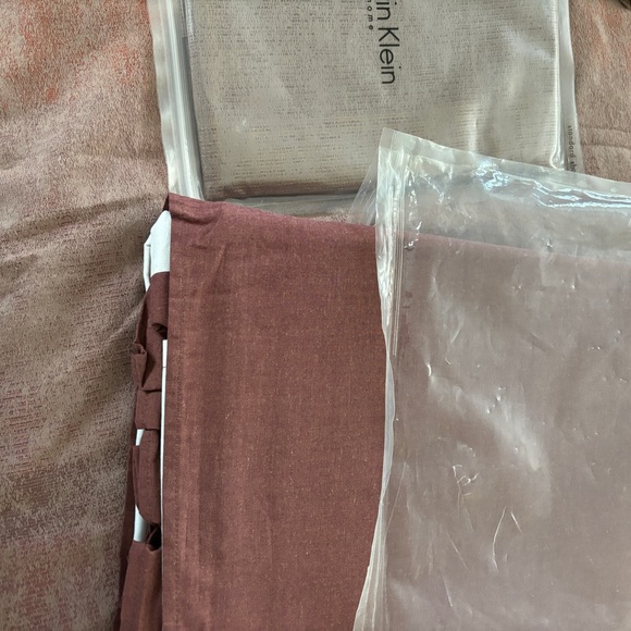 Calvin Klein Arasta Iridescent Sheeting King Duvet Set 7pcs - Picture 9 of 10